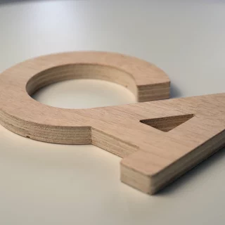 Umweltfreundliche, natürliche Logozuschnitte aus Holz verklebt 