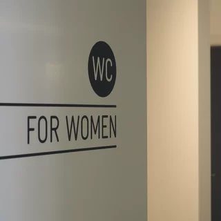 Toilet lettering with contour-cut adhesive foil for individual designs