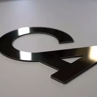 Gold spiegelnde 3D Buchstaben und Logos individuell zugeschnitten.