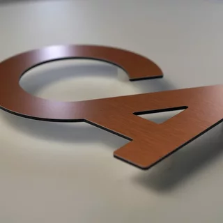 Aluminiumverbund Logo als 3D Buchstaben in Kupfer look