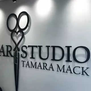 Das Logo besteht aus hochwertigem Aluminiumverbundmaterial und ist an der Wand des Studios befestigt. Es zeigt das stilvolle und moderne Design des Hairstudio-Logos, das durch seine glänzende Oberfläche und präzise Konturen besticht. Das Logo verleiht dem Studio einen professionellen und eleganten Look, der die erstklassigen Dienstleistungen und das schicke Ambiente des Salons unterstreicht