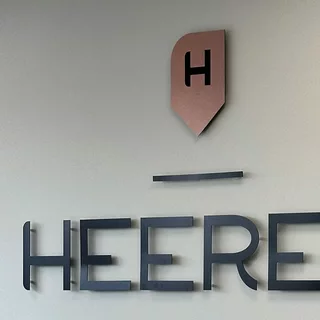 Heere Logo montiert an einer Wand mit Abstandshaltern individuell nach Kundenwunsch zugeschnitten 