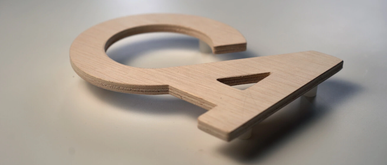 Multiplex Holz Buchstaben mit Abstandshaltern