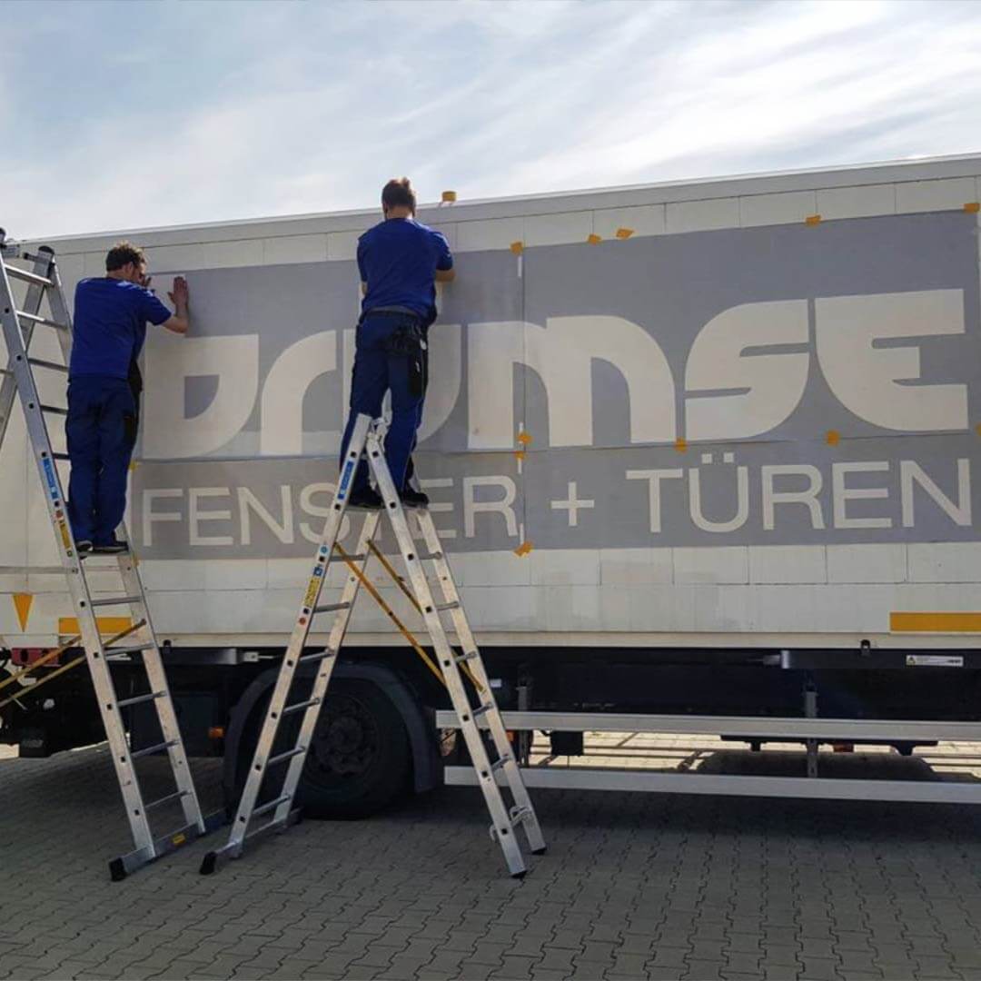 Vorbereitung zum Lackieren eines Lkw-Trailers mit einer Malerschablone
